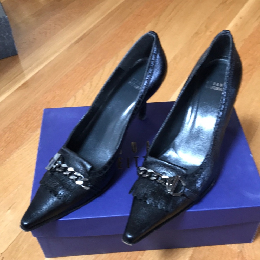 Black leather embossed stylish pumps.
